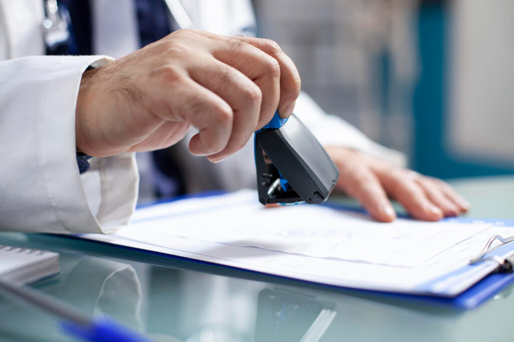 Cirujano diagnosticando el lipedema