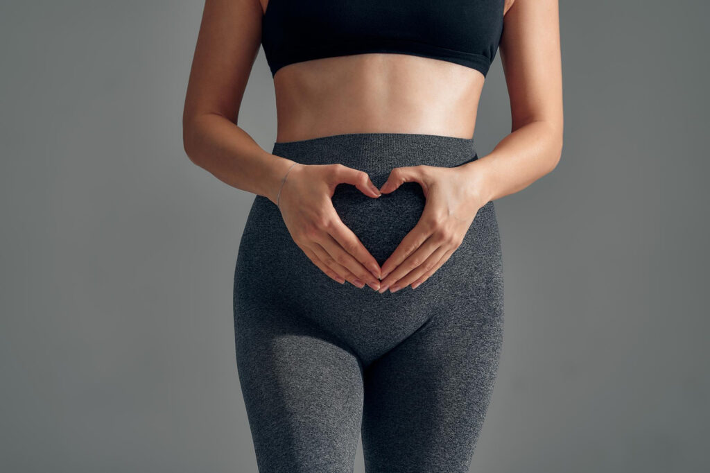 chica con diástasis abdominal