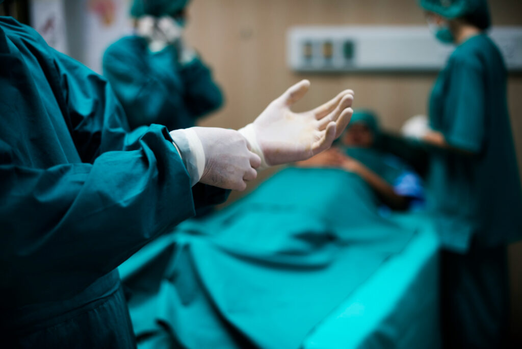 médico preparándose para realizar liposucción abdominal