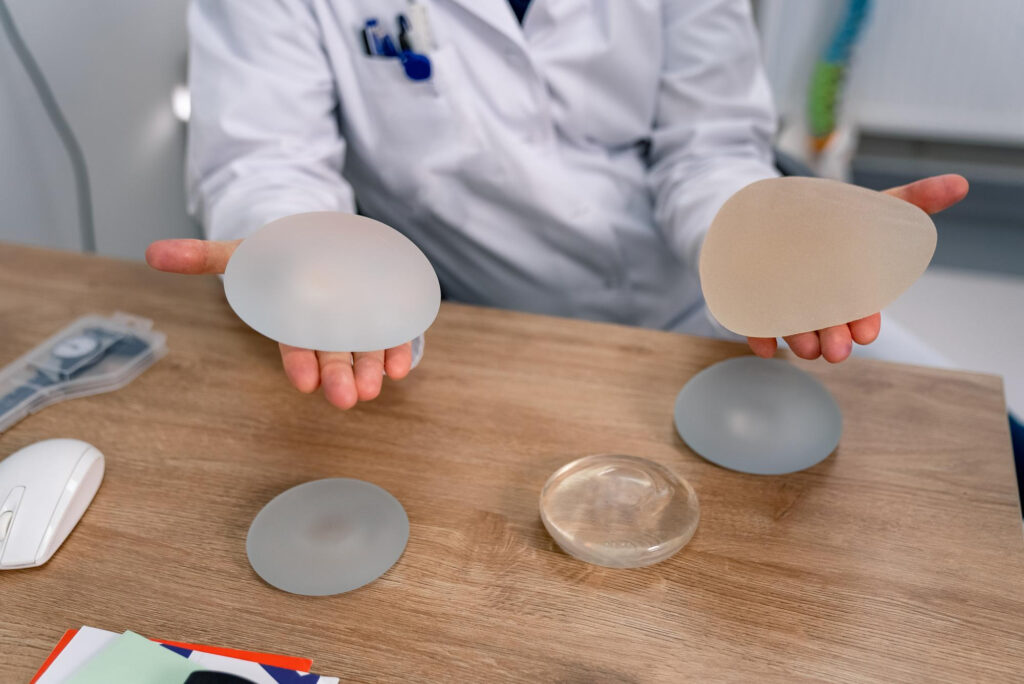 tipos de prótesis de pecho en la mesa de un cirujano
